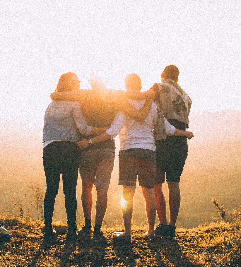 Przyjaciele na tle zachodu słońca